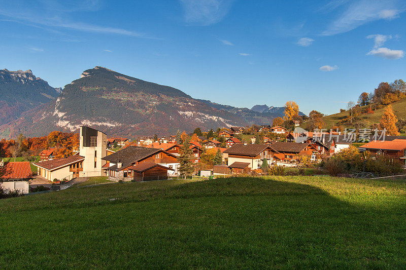 图恩湖附近的秋景和伯尔尼州因特拉肯镇附近典型的瑞士村庄