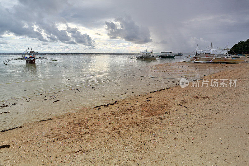 巴郎盖或邦加船搁浅在海滩上。蓬Ballo-Sipalay-Philippines。0332