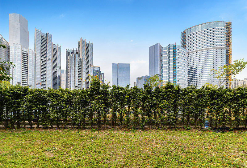中国广州的公园绿色花园和现代城市建筑