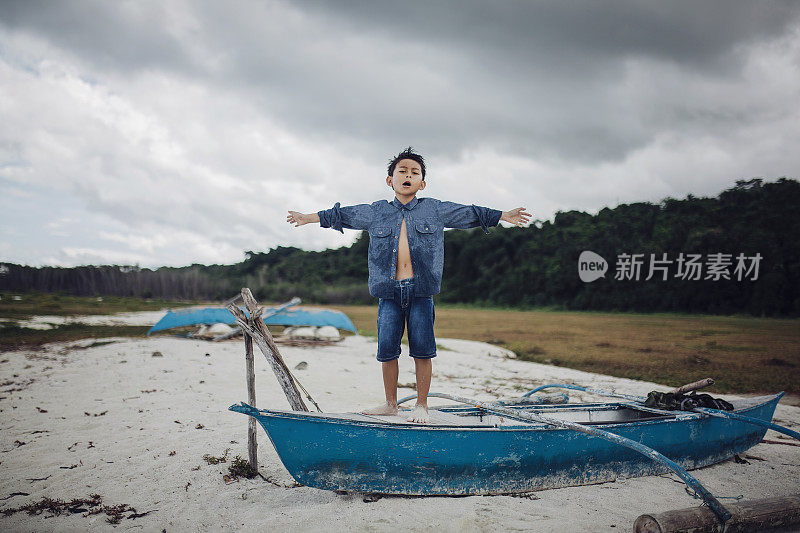 船上的小男孩