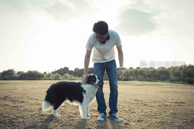 男主人和他的边境牧羊犬享受闲暇时光