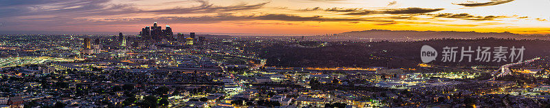 洛杉矶灯光在戏剧性的晚上-空中全景