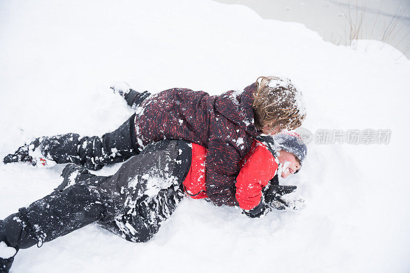 孩子们在暴风雪中快乐地玩雪橇