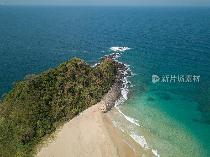 无人机拍摄的热带海滩和绿松石原始水海景鸟瞰图。拍摄于亚洲菲律宾群岛。