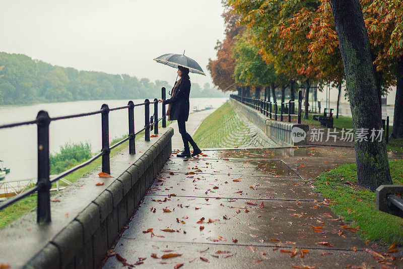 下雨天带伞的女人