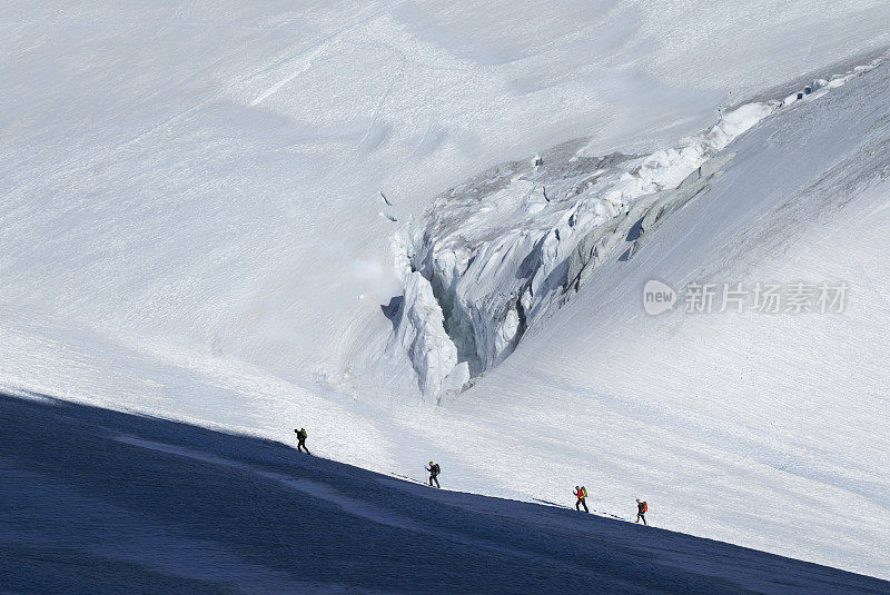 雪坡上的登山者