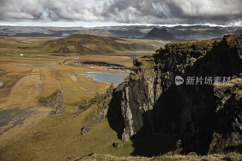 从Dyrholaey灯塔俯瞰冰岛的悬崖