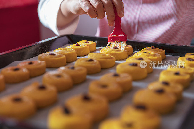 做瑞典lussekatter的女孩