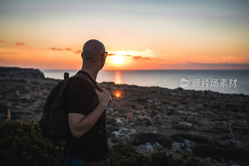 一个岛上的徒步旅行者