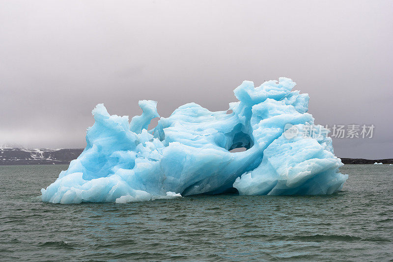 冰山-冰山形成位于斯瓦尔巴群岛北部峡湾，斯匹次卑尔根，北极，蓝绿色