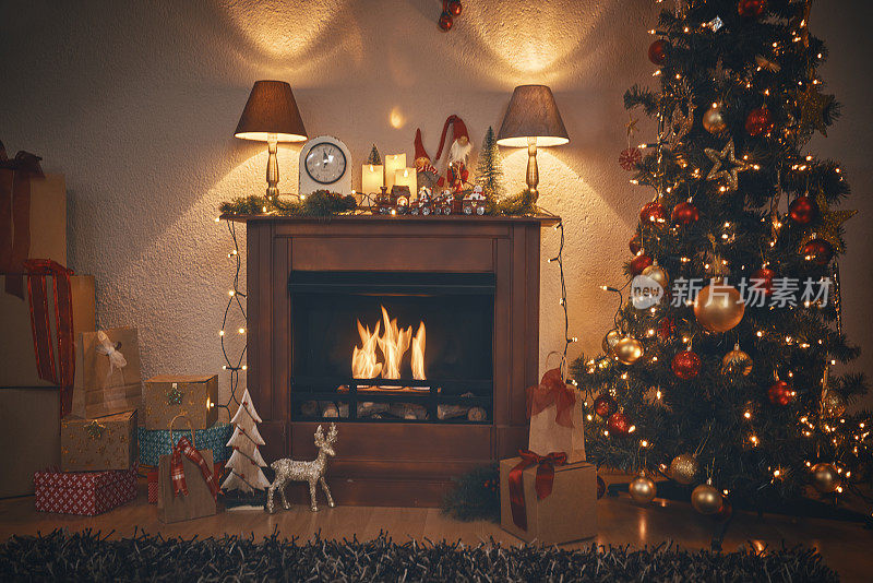 装饰圣诞树与装饰品和节日灯在一个舒适的气氛
