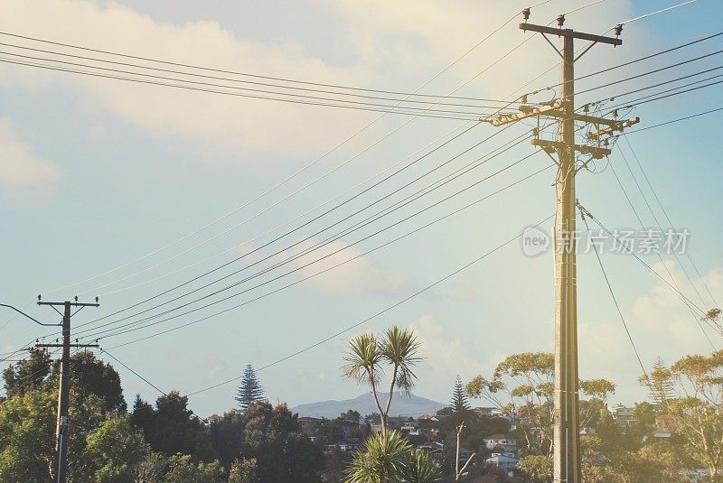 新西兰城市场景中的电力线