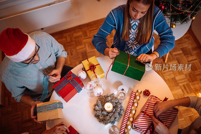 圣诞派对和包装礼物——Z一代庆祝圣诞节和新年，享受礼物