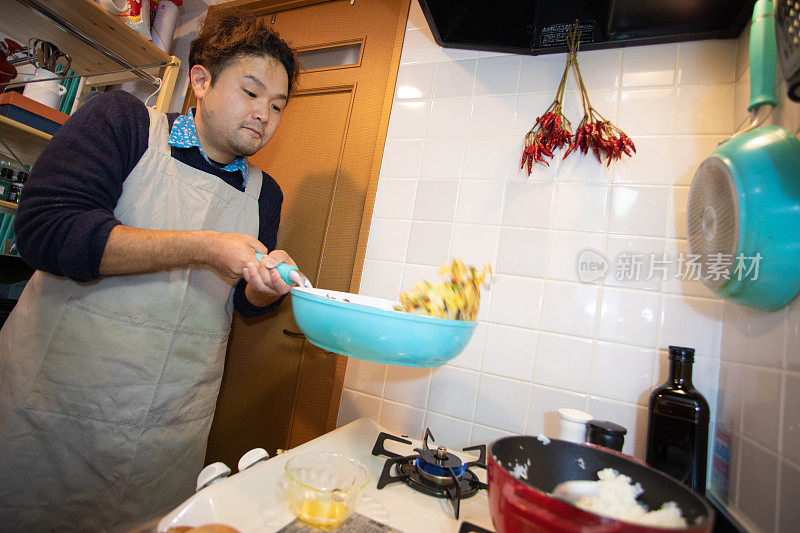 男人在家做饭