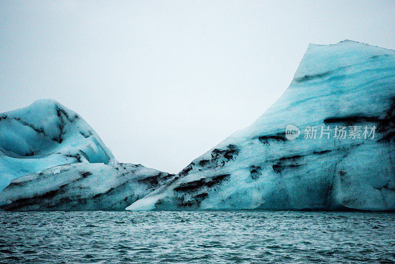 冰山漂浮在Jökulsárlón冰川泻湖冰岛在阴天