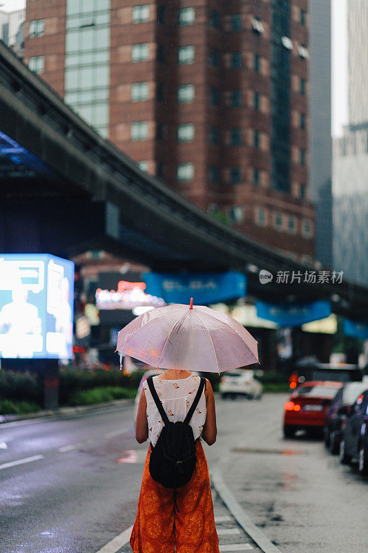 后视图的一个单独的旅行者在吉隆坡，马来西亚的女人