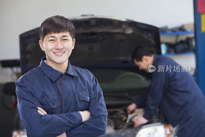 微笑的中国机械师双臂交叉