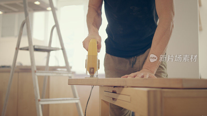 家DIY。修理木制家具的男人。
