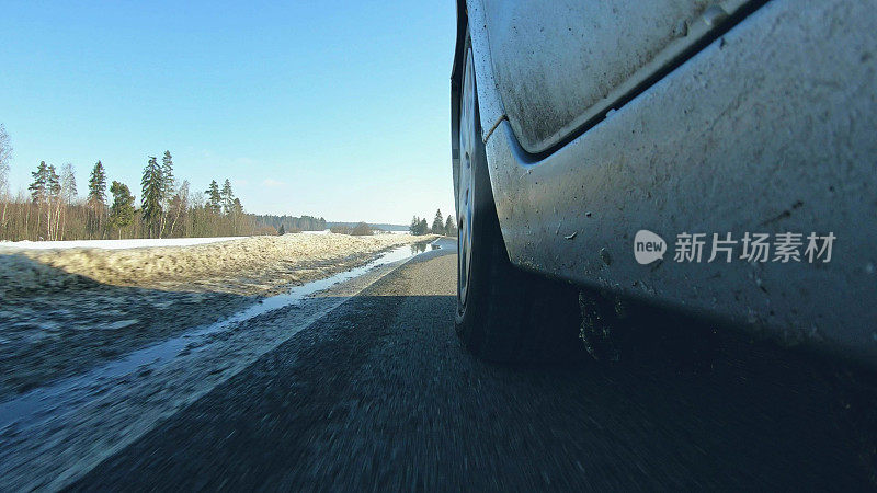 冬天在很滑的路上开车