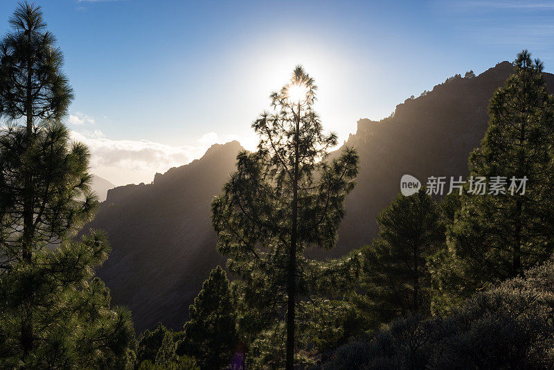 黄昏时分，在罗克努布罗附近的大加那利岛