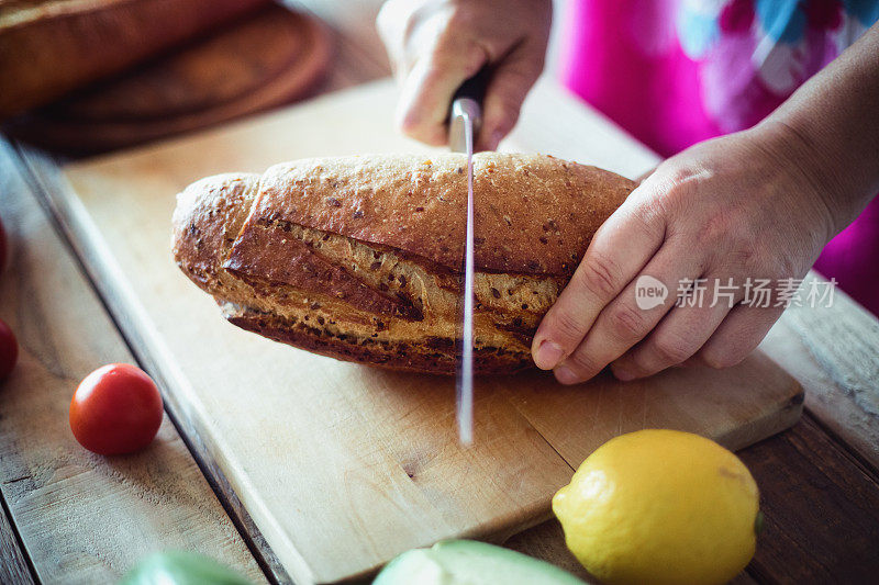 在砧板上切的面包，特写