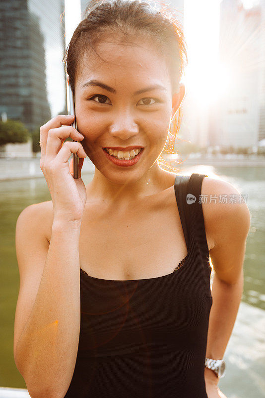 一个亚洲女人在新加坡打电话