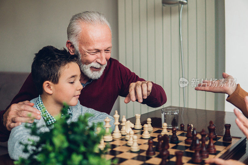 老人和小孩下棋