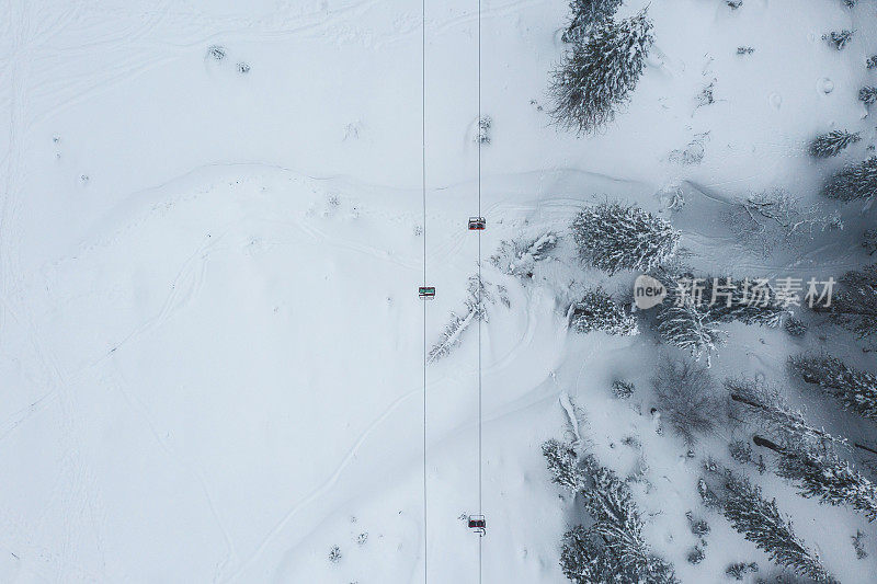 冬季喀尔巴阡山脉缆车鸟瞰图
