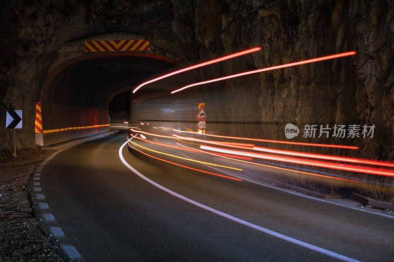 夜间通过隧道的车辆