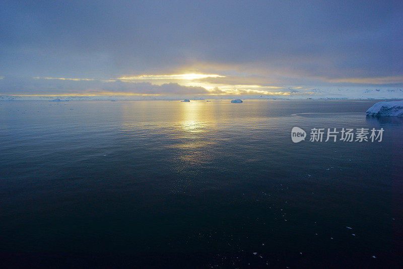 夕阳下美丽海面上的冰山