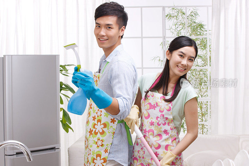 年轻夫妇在厨房打扫卫生