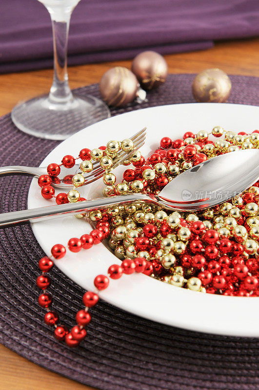 用餐叉和勺子吃圣诞珍珠意大利面