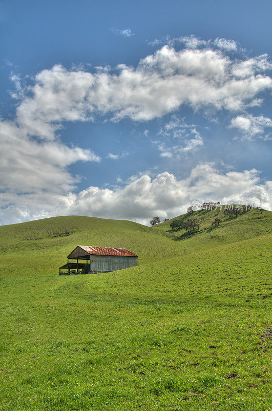 山上的谷仓(HDR)