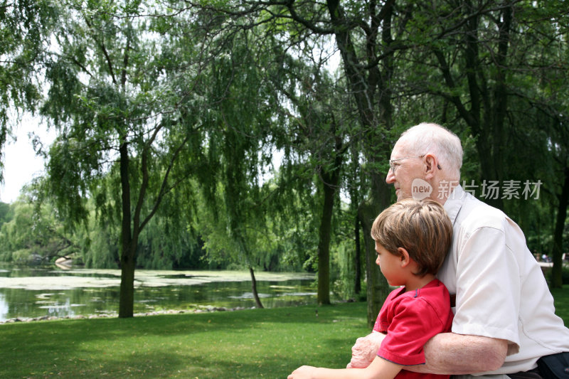 爷爷在公园里拥抱他的孙子