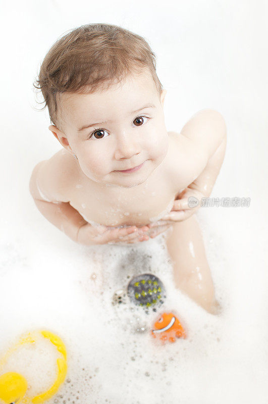 可爱的宝宝在浴缸里