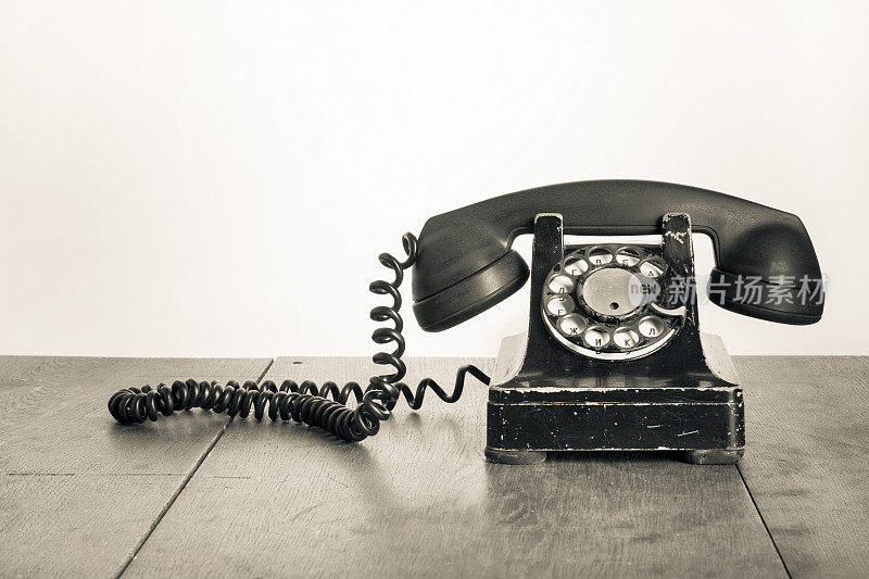 老式电话放在木桌上