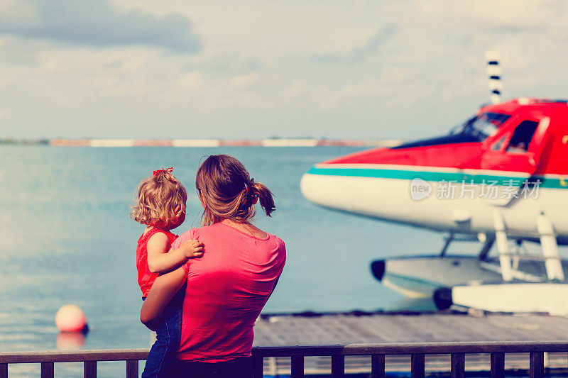 妈妈和小女儿在等水上飞机