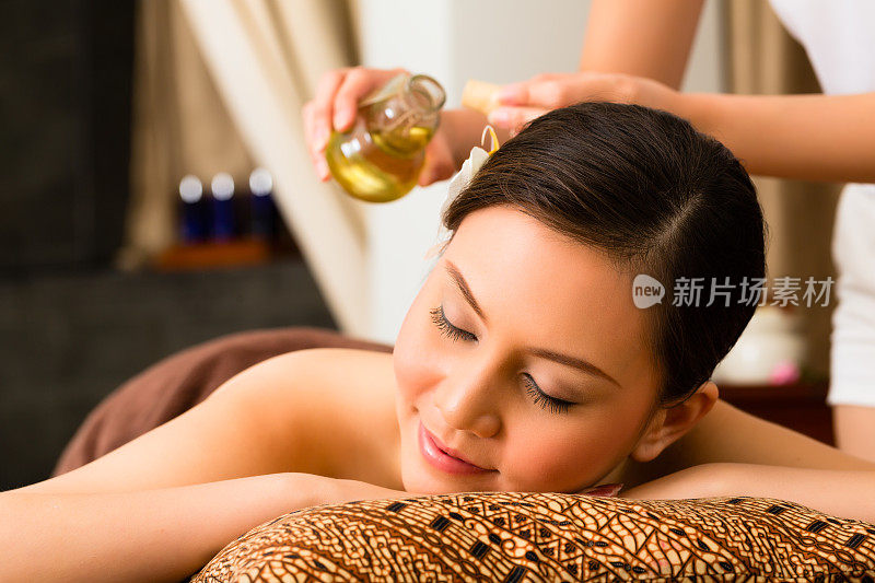 中国女人在用精油按摩健康