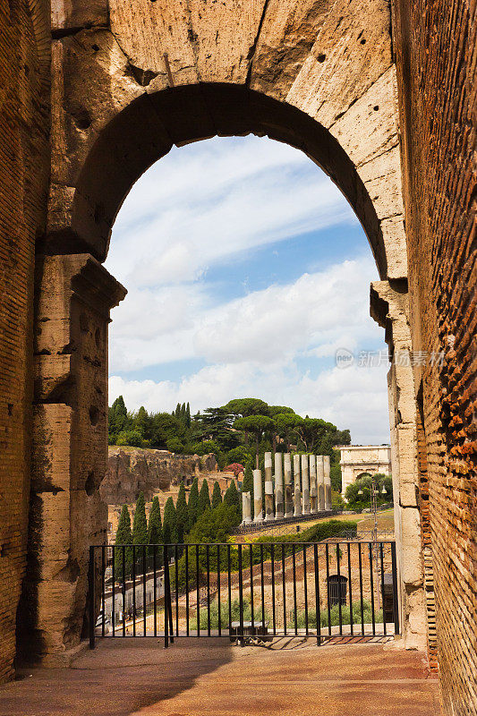 罗马广场穿过罗马斗兽场拱门
