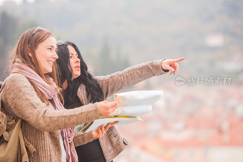 成年白人女性探索城市