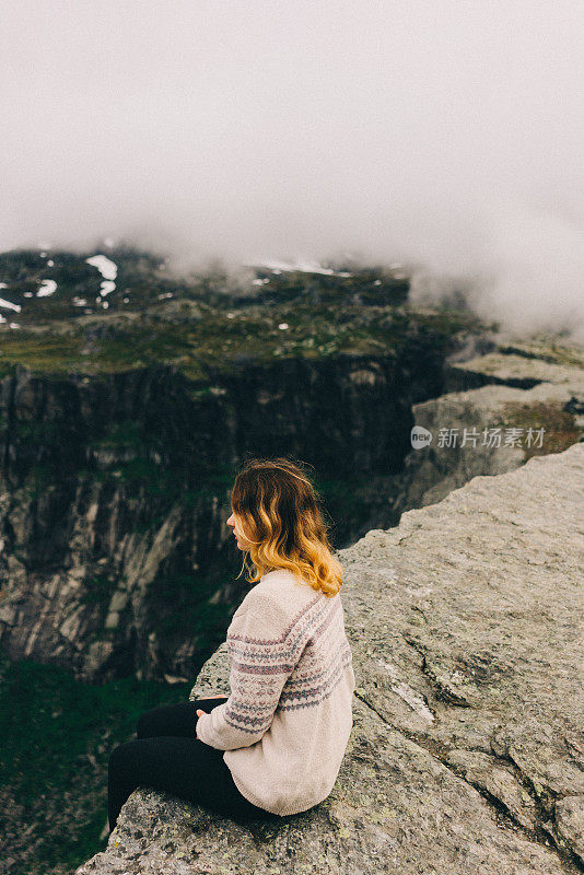 女人Trolltunga