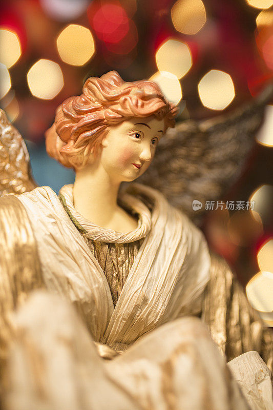 圣诞天使与节日灯的特写。