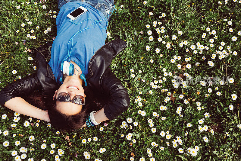 一个少女躺在草地上