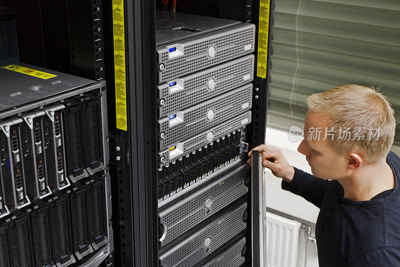 IT技术人员维护SAN和服务器