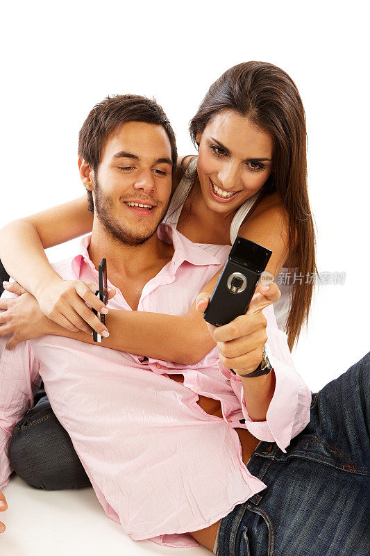 幸福的年轻夫妇和手机
