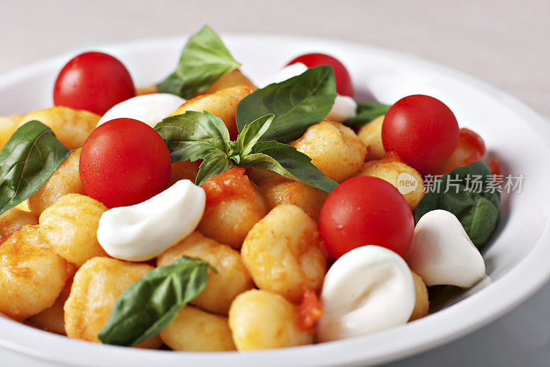 意大利汤圆配番茄、马苏里拉和罗勒