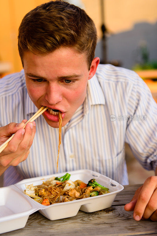 满嘴的食物