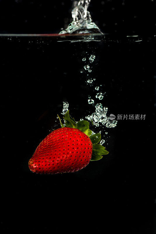 潮湿的草莓