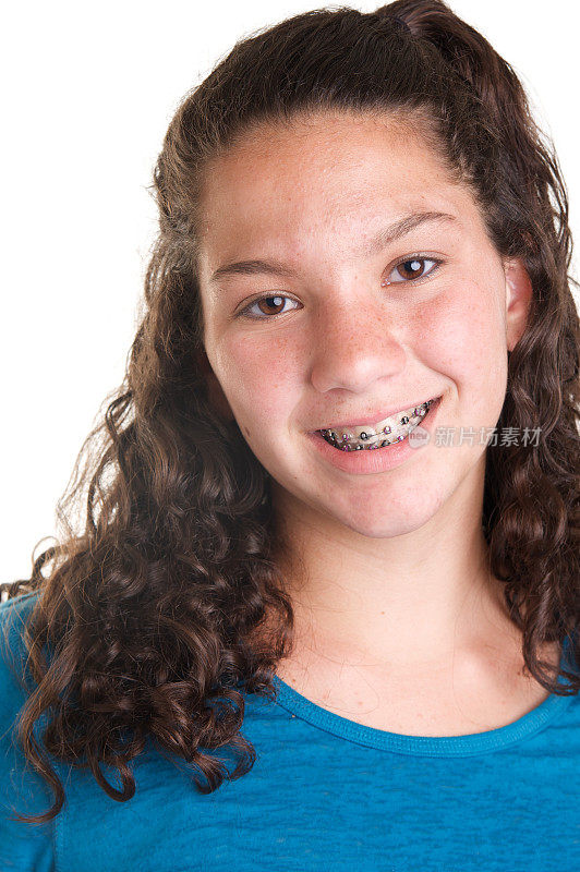 可爱的十三岁女孩与牙套微笑