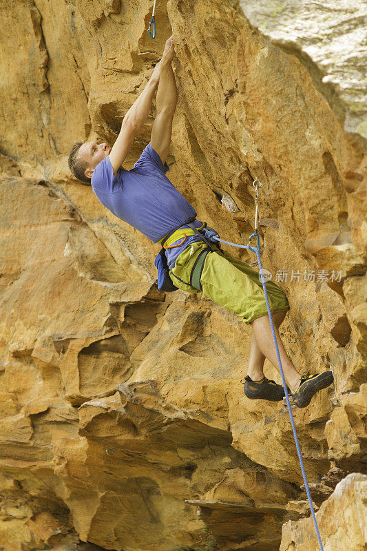 男性的登山者